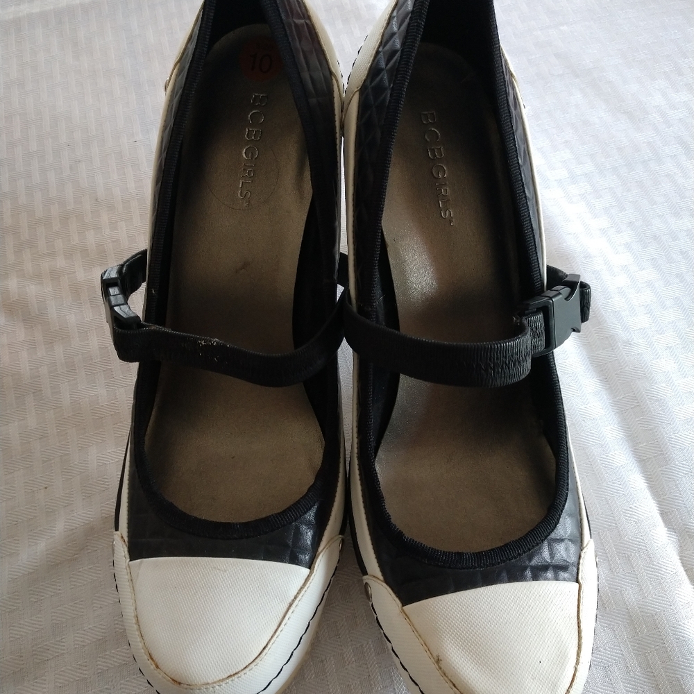 BCBGIRLS BLACK/WHITE HEELS SIZE 10